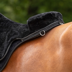 QHP Bareback pad Super Soft /Sort - Close up vist på heste ryg