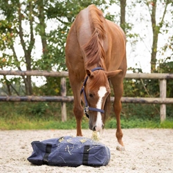 QHP Hay Cushion /Navy - Modelfoto