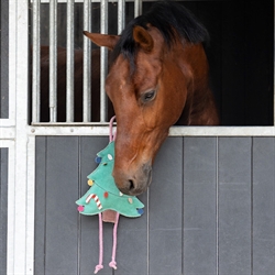 QHP Legetøj Til Hest / Juletræ - Vist ophængt på boks med hest