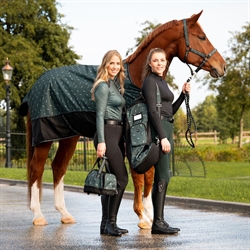 QHP Støvletaske Collection / Emerald Grøn - Modelfoto hest og rytter