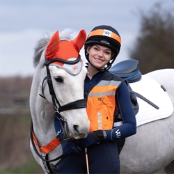 Woof Wear Hi VIs Hut med refleks /Orange - Modelfoto hest og rytter