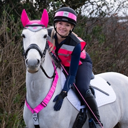 Woof Wear Hi VIs Bringerefleks /Pink - Modelfoto hest og rytter