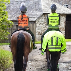 Woof Wear Hi Vis Refleksvest /Orange - Modelfoto af ryttere til hest